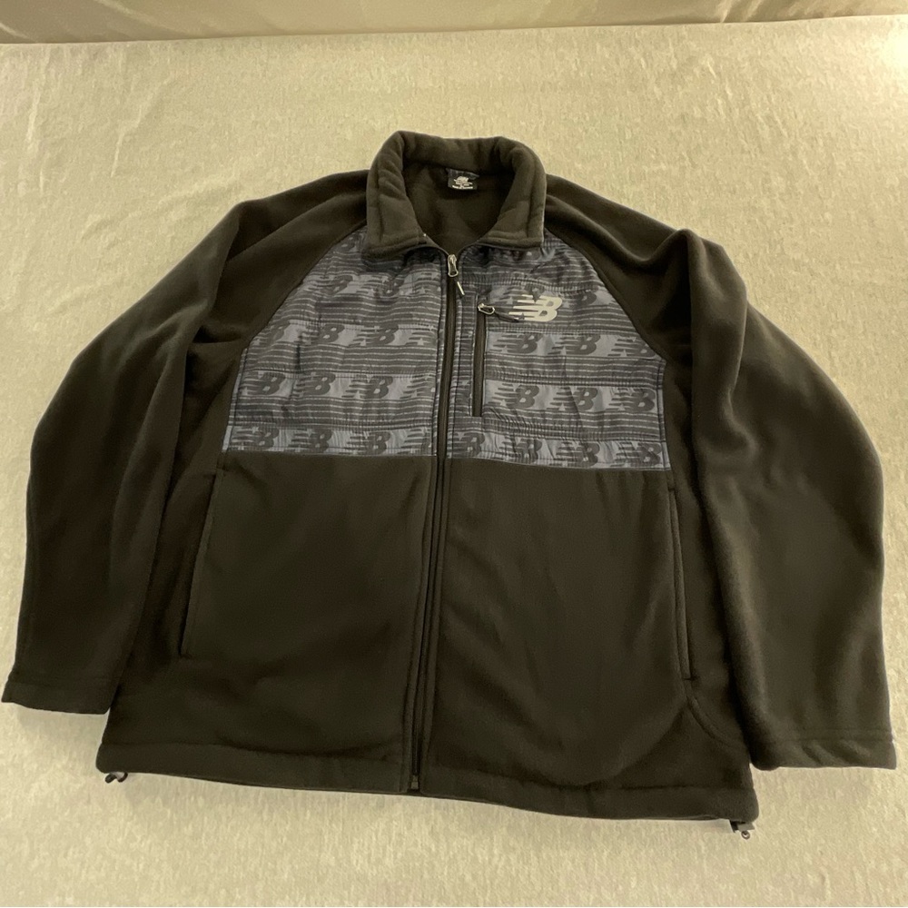 NEW BALANCE BRAND GRAFIC LIGHTWEIGHT MEN’S FLEECE JACKET SIZE: XL BLACK AND GRAY